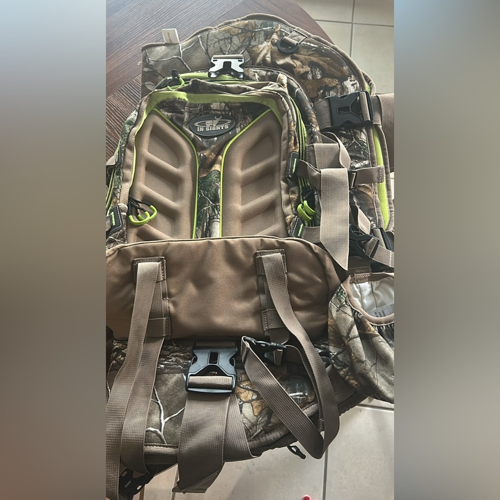 BRAND NEW Hunting insights Camo Bow Backpack for Men